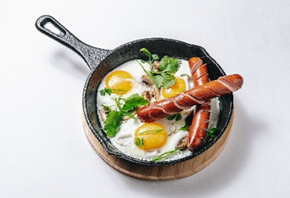 ГЛАЗУНЬЯ С ГРИБАМИ И СОСИСКОЙ