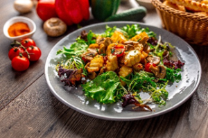 САЛАТ С БРЫНЗОЙ И ШАМПИНЬОНАМИ