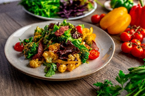 САЛАТ С БРОККОЛИ И ЖАМБОНОМ