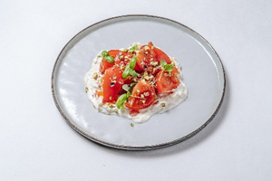 САЛАТ С МАРИНОВАННЫМИ ТОМАТАМИ