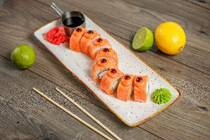 РОЛЛЫ С ЗАПЕЧЕННОЙ СЕМГОЙ И СОУСОМ СПАЙСИ